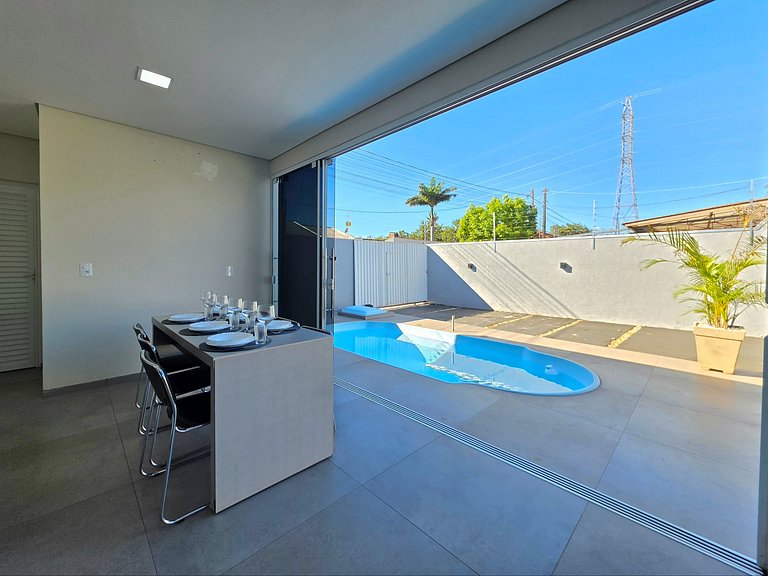 Casa nova com piscina 3 quartos 10 min Centro