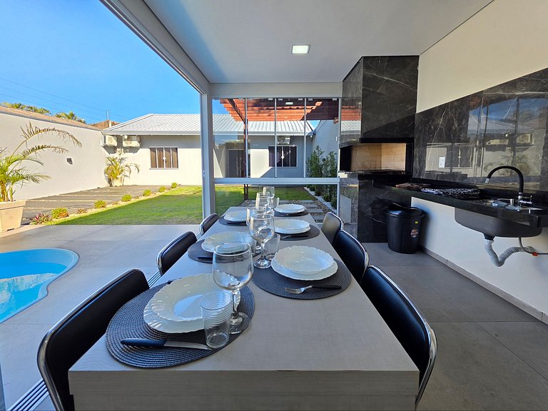 Casa nova com piscina 3 quartos 10 min Centro