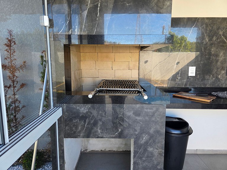 Casa nova com piscina 3 quartos 10 min Centro