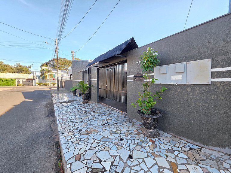 Casa em rua tranquila 4 quartos 5 min Centro