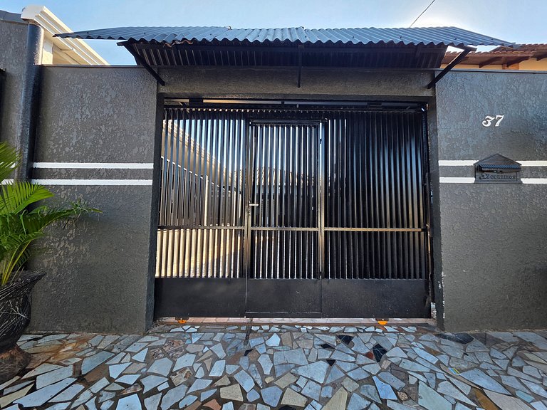 Casa em rua tranquila 4 quartos 5 min Centro