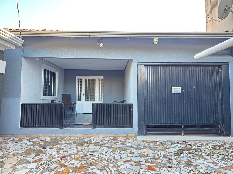 Casa em rua tranquila 4 quartos 5 min Centro