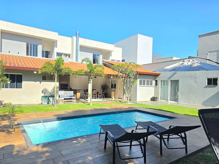 Casa 3 Suítes Excelente área de Lazer Vila A