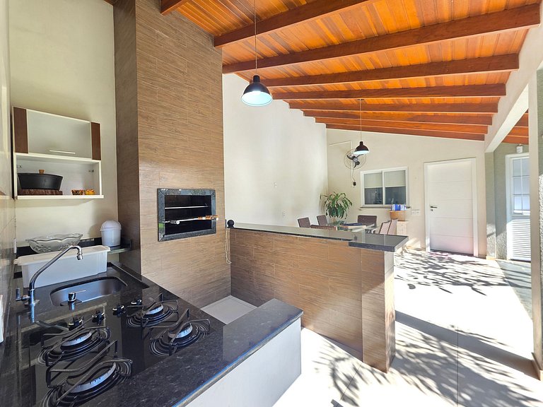 Casa 3 Suítes Excelente área de Lazer Vila A