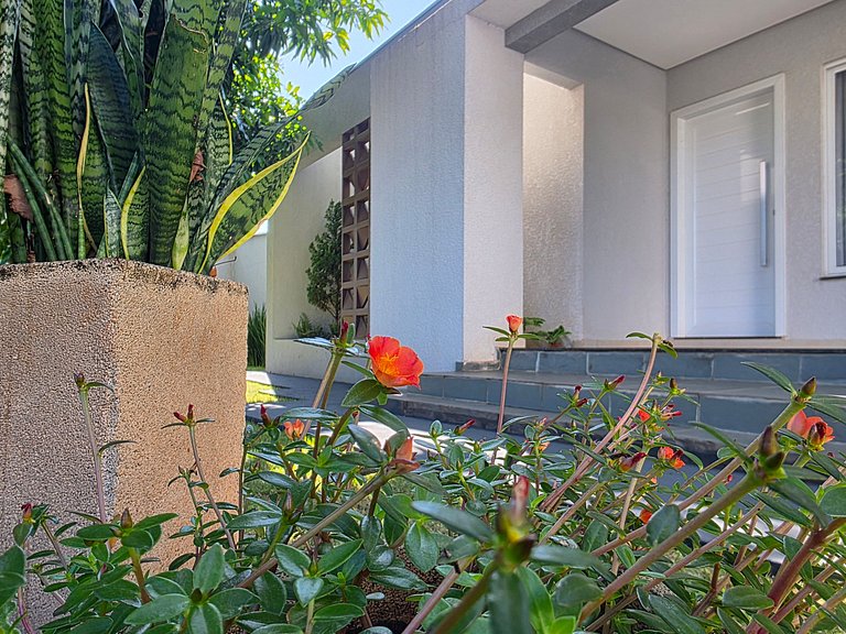 Casa 3 Suítes Excelente área de Lazer Vila A