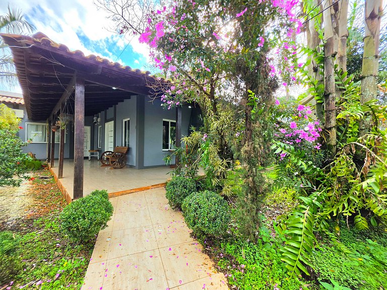 Casa 6 Quartos Ampla com área verde 5 min Centro