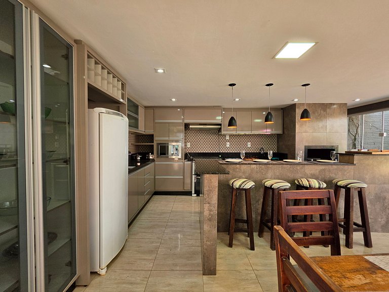 Casa 6 Quartos Ampla com área verde 5 min Centro