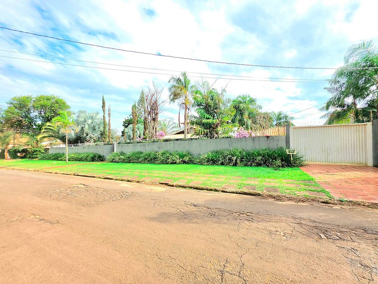 Casa 6 Quartos Ampla com área verde 5 min Centro