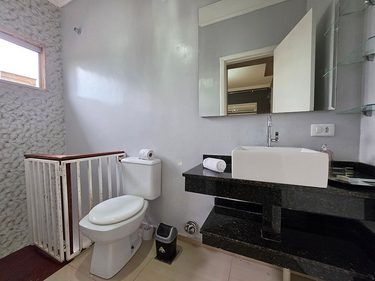 Casa 6 Quartos Ampla com área verde 5 min Centro