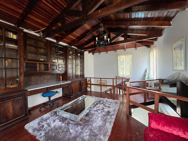 Casa 6 Quartos Ampla com área verde 5 min Centro