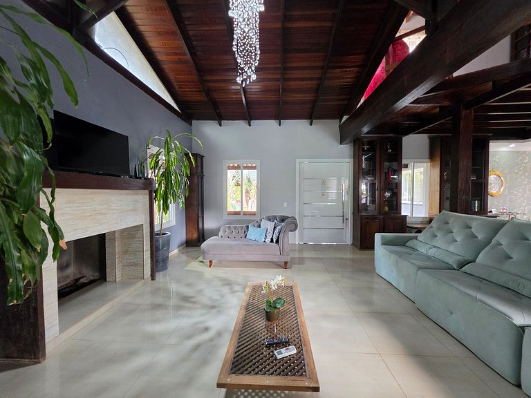 Casa 6 Quartos Ampla com área verde 5 min Centro