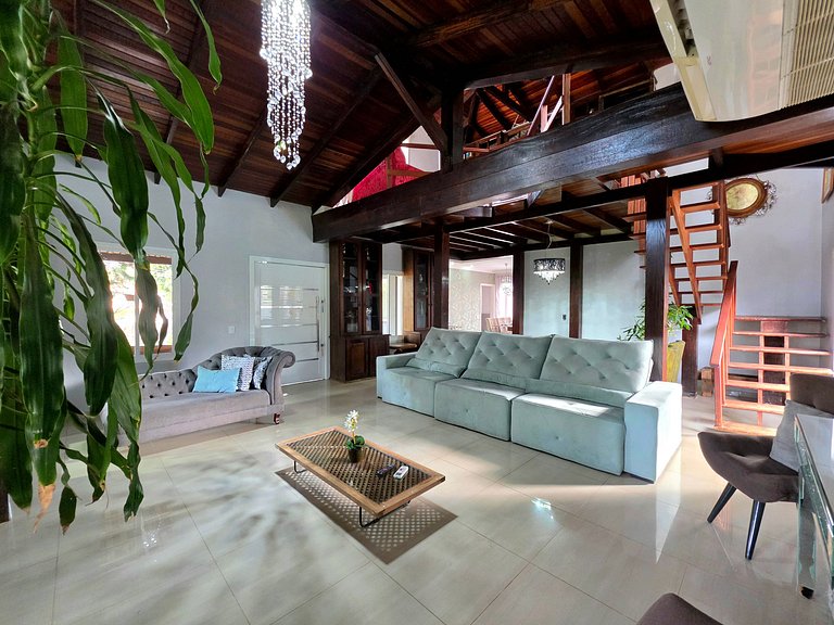 Casa 6 Quartos Ampla com área verde 5 min Centro