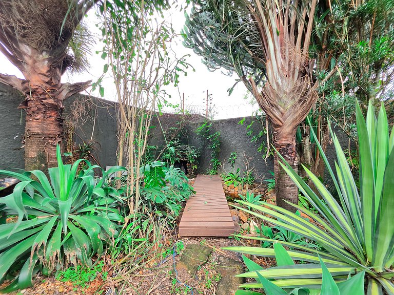 Casa 6 Quartos Ampla com área verde 5 min Centro