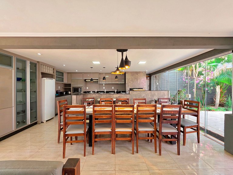 Casa 6 Quartos Ampla com área verde 5 min Centro
