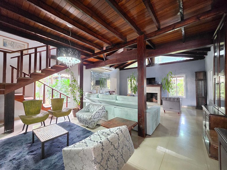 Casa 6 Quartos Ampla com área verde 5 min Centro