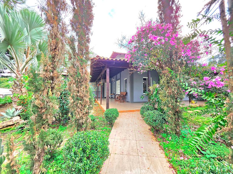 Casa 6 Quartos Ampla com área verde 5 min Centro