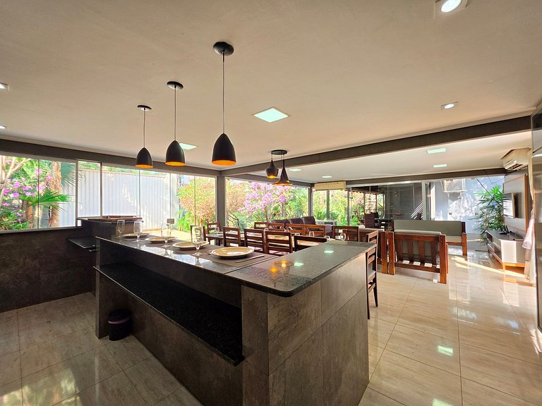 Casa 6 Quartos Ampla com área verde 5 min Centro