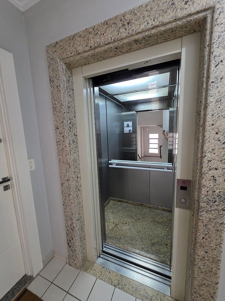 Apt em Meia Praia | 2 Quartos Quadra mar