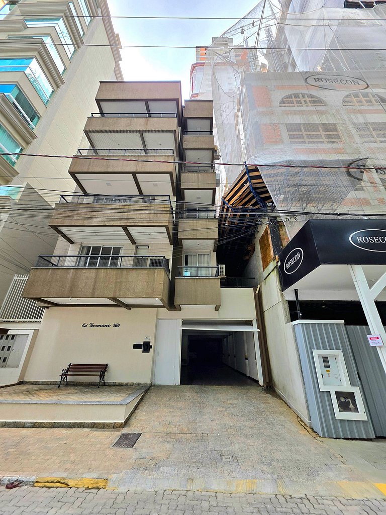 Apt em Meia Praia | 2 Quartos Quadra mar