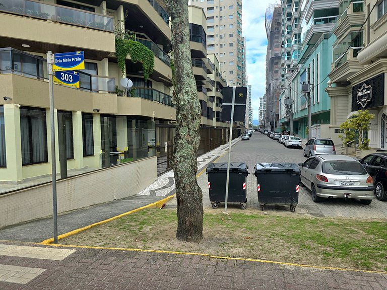 Apt em Meia Praia | 2 Quartos Quadra mar
