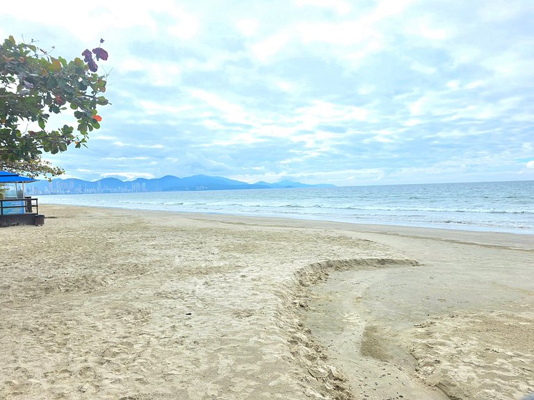 Apt em Meia Praia | 2 Quartos Quadra mar