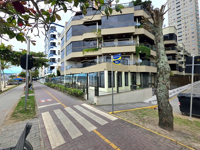 Apt em Meia Praia | 2 Quartos Quadra mar