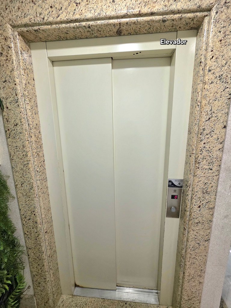 Apt em Meia Praia | 2 Quartos Quadra mar