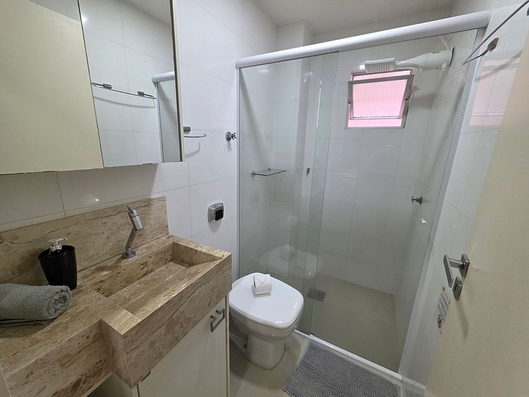Apt em Meia Praia | 2 Quartos Quadra mar