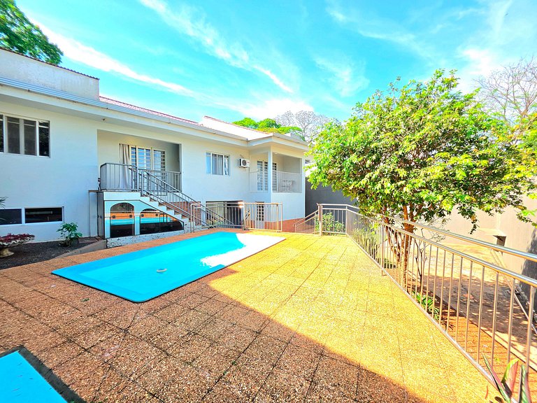 Casa Ampla com Piscina, 4 Quartos Bairro Nobre
