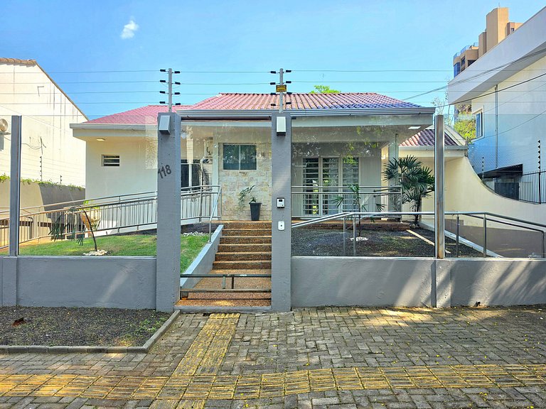 Casa Ampla com Piscina, 4 Quartos Bairro Nobre
