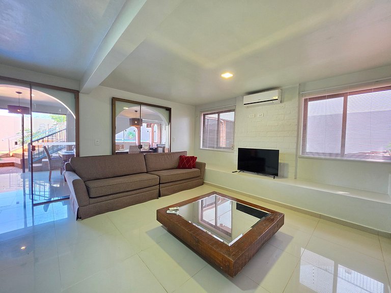 Casa Ampla com Piscina, 4 Quartos Bairro Nobre