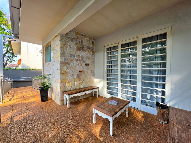 Casa Ampla com Piscina, 4 Quartos Bairro Nobre