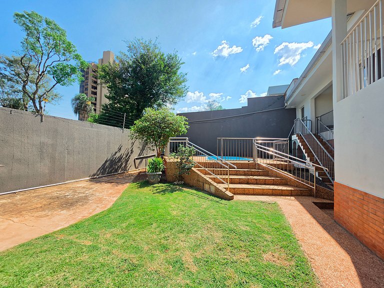 Casa Ampla com Piscina, 4 Quartos Bairro Nobre