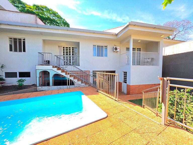 Casa Ampla com Piscina, 4 Quartos Bairro Nobre