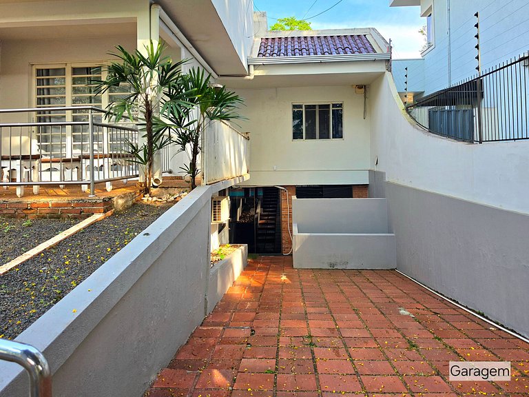 Casa Ampla com Piscina, 4 Quartos Bairro Nobre