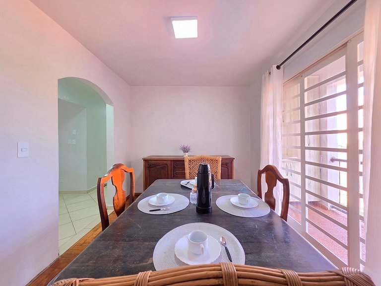 Casa Ampla com Piscina, 4 Quartos Bairro Nobre