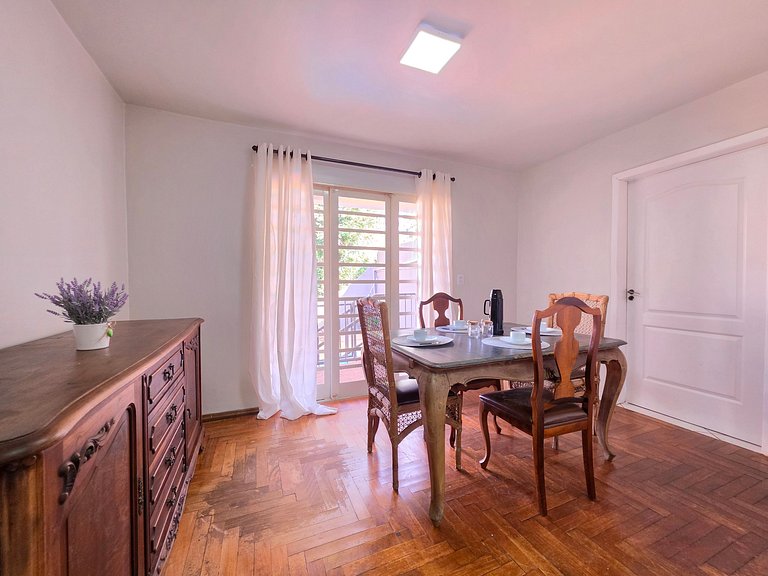 Casa Ampla com Piscina, 4 Quartos Bairro Nobre