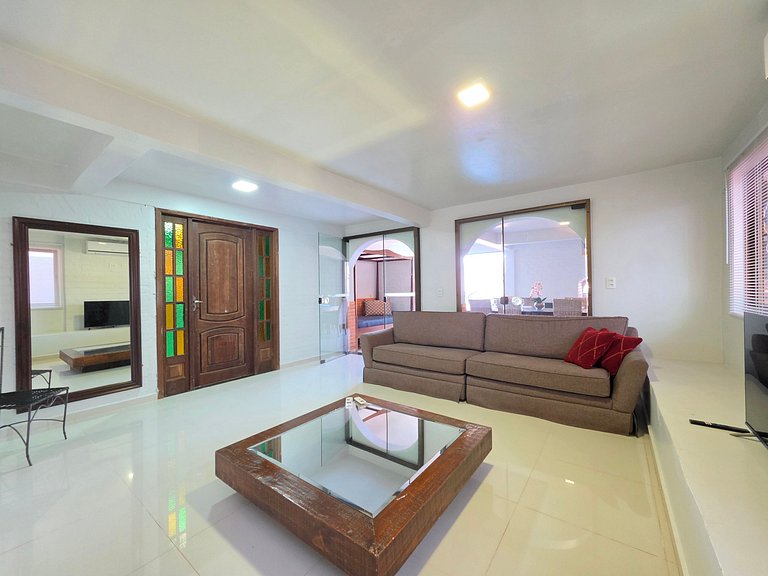 Casa Ampla com Piscina, 4 Quartos Bairro Nobre