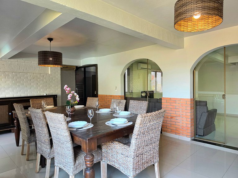 Casa Ampla com Piscina, 4 Quartos Bairro Nobre