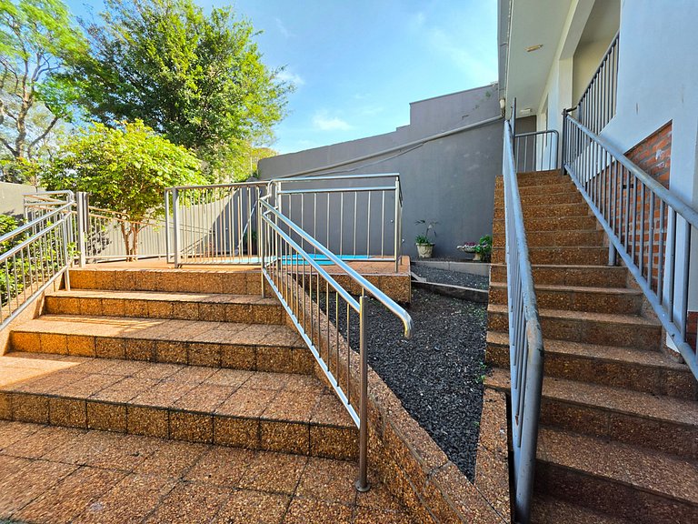 Casa Ampla com Piscina, 4 Quartos Bairro Nobre