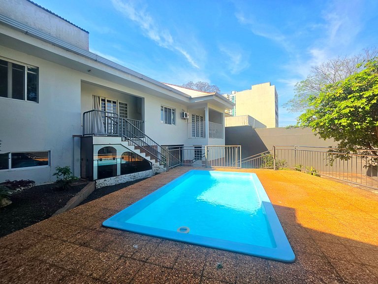 Casa Ampla com Piscina, 4 Quartos Bairro Nobre