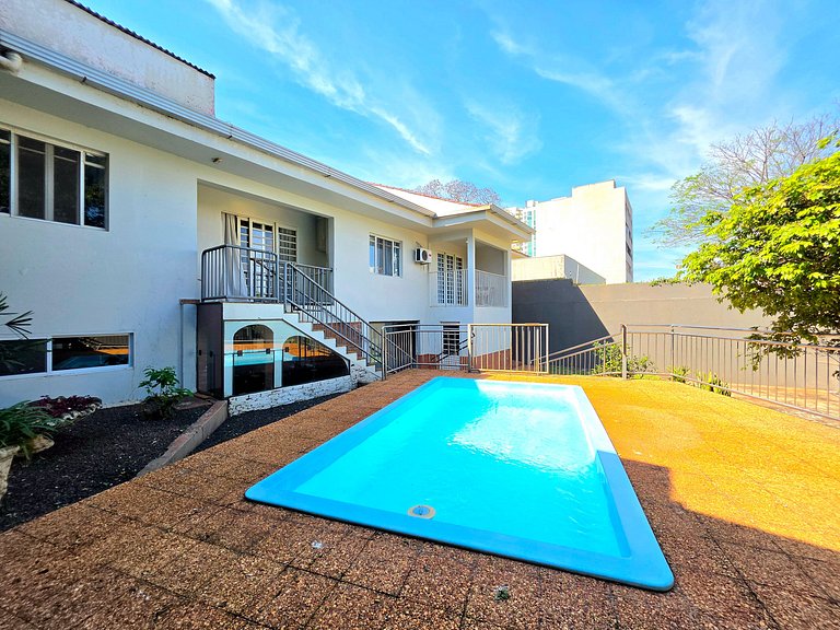 Casa Ampla com Piscina, 4 Quartos Bairro Nobre