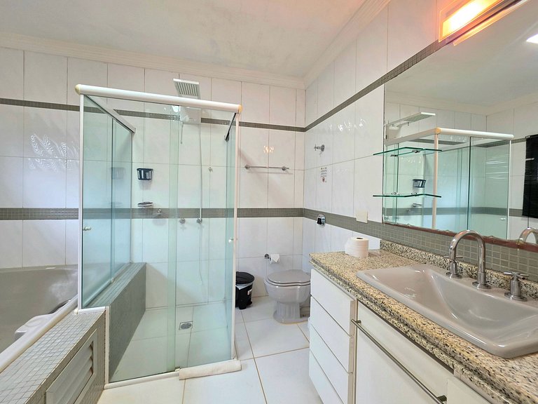Casa Alto Padrão | 4 Quartos • Hidromassagem