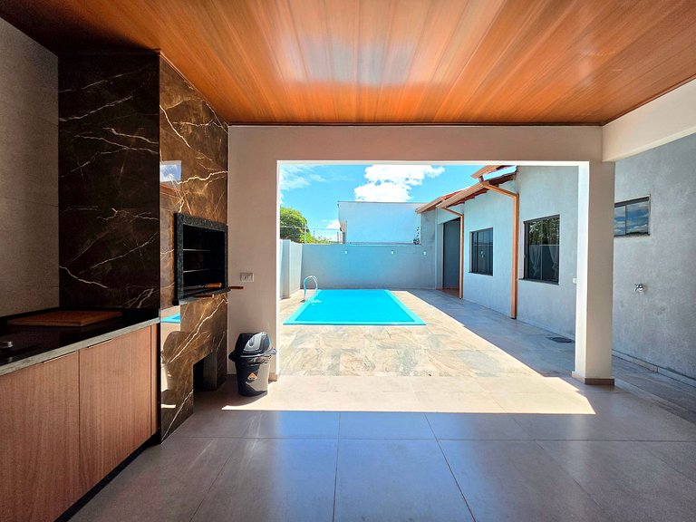 Casa 3 quartos 2 banheiros com piscina 10mi centro