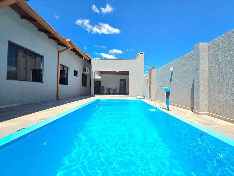 Casa 3 quartos 2 banheiros com piscina 10mi centro