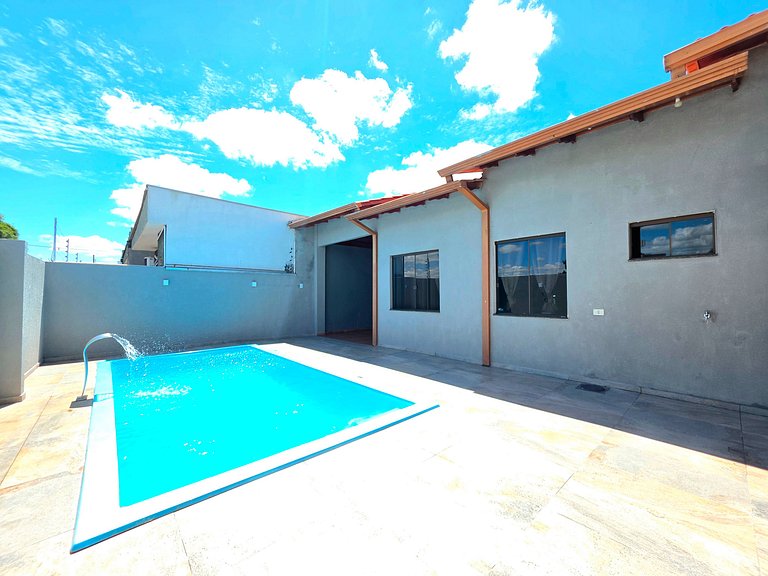 Casa 3 quartos 2 banheiros com piscina 10mi centro