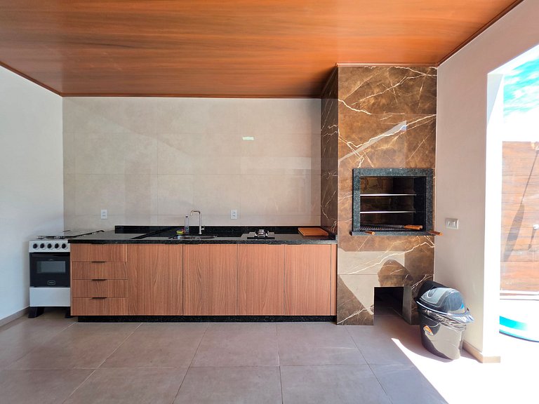 Casa 3 quartos 2 banheiros com piscina 10mi centro