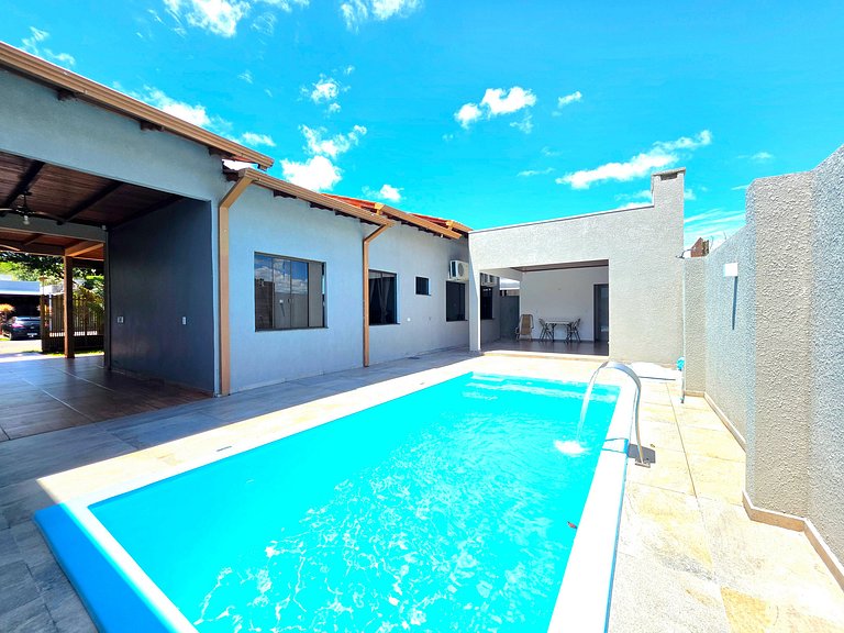 Casa 3 quartos 2 banheiros com piscina 10mi centro